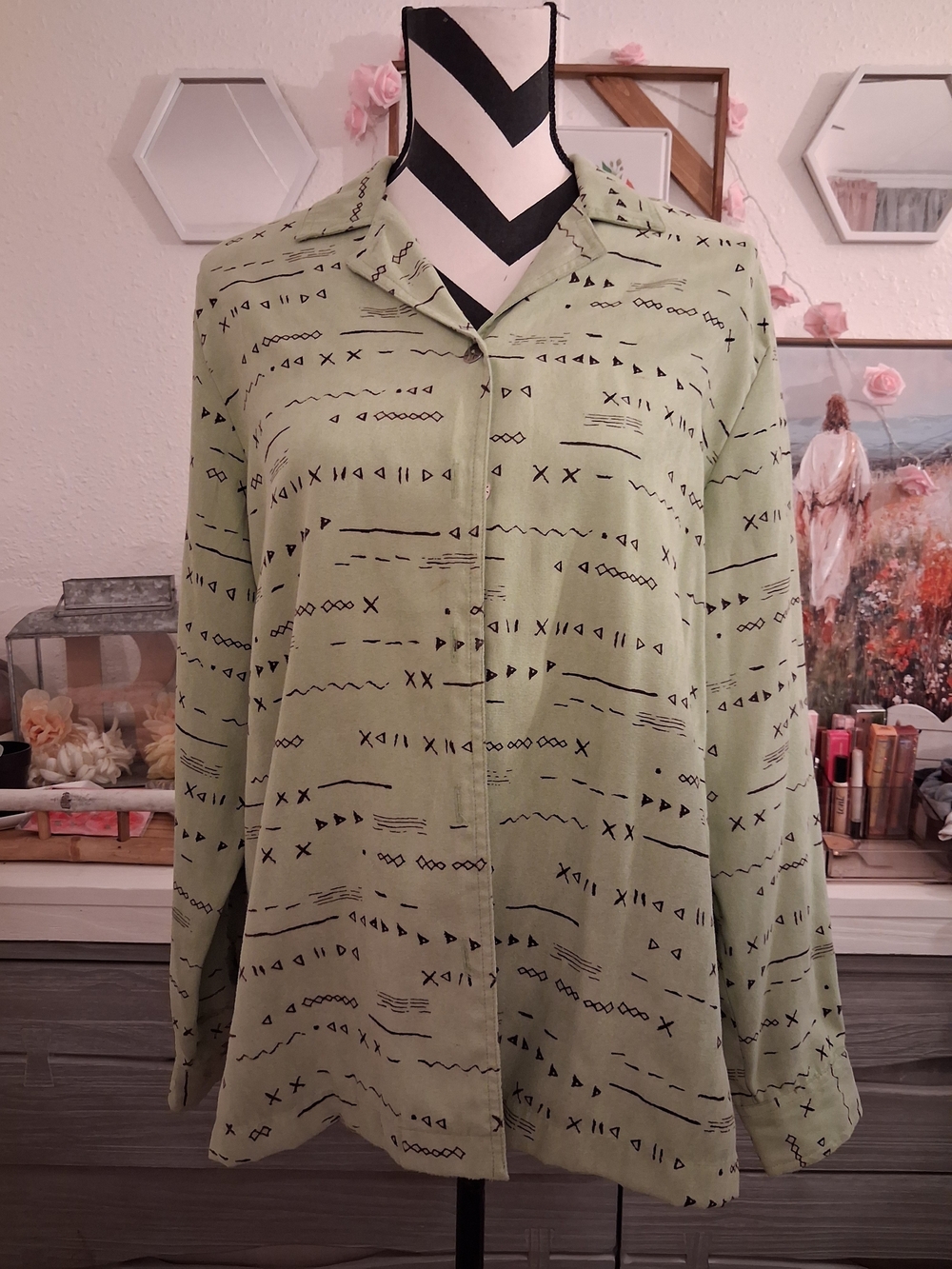 VINTAGE Erin London Light Green Button-Up Blouse with Black Geometric Print